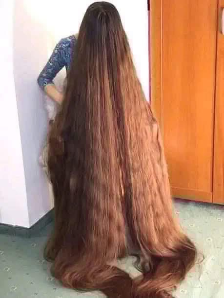 She hasn’t cut her hairs for 25 years, even though her husband begged her to. Then, one day, she finally gave up and cut her hair! 😳😳 Better sit down before you see what this woman looks like today: – Naahh, this gave me chills