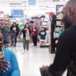 Dos desconocidos graban un magnífico dueto en medio de un Walmart.