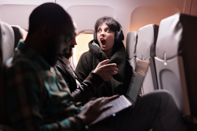 A girl on the plane threw her hair over my seat, blocking my screen: I had to teach the rude woman a lesson