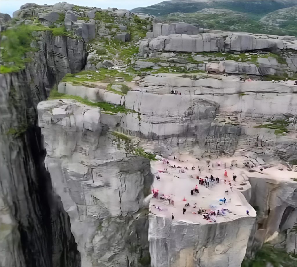Tragedy at the Heights: Stone Observation Deck Collapses During Earthquake in Front of Onlookers